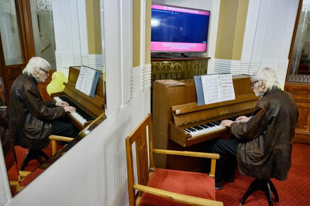 Uvolněnou festivalovou atmosféru ve foyer zpříjemňuje pianista Karel Machytka. Foto Michal Klíma